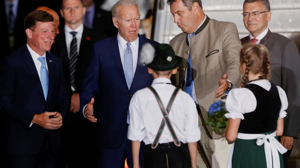 Joe Biden po příletu na summit G7 v Německu