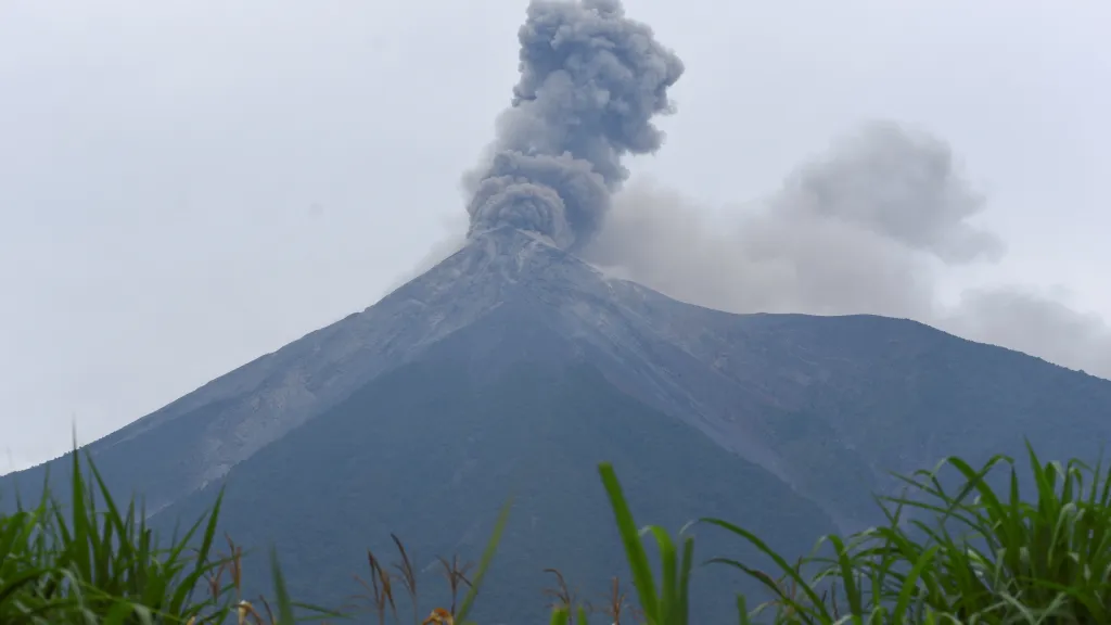 Vulkán Fuego v Guatemale, snímek ze 6. srpna 2026