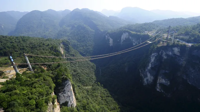 Stavba skleněného mostu v Číně