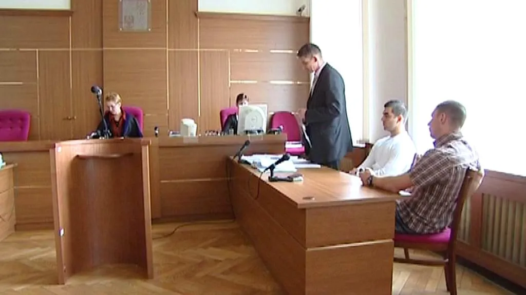 Obžalovaní policisté u soudu