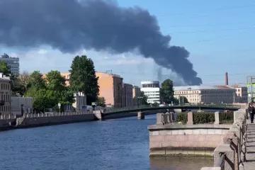 Drony zapálily ropný terminál v Petrohradu, kde začíná fórum s účastí Putina
