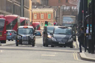 Londýn vyrazil do boje se špatným ovzduším. V centru zavádí ultra nízkou emisní zónu, řidiči si připlatí 