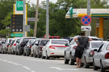 Nedostatek pohonných hmot v Rusku způsobily ukrajinské útoky, přiznala Moskva