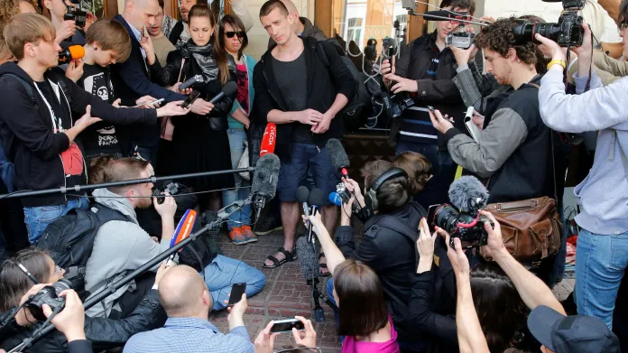 Pavlenskij hovoří po skončení soudu s novináři