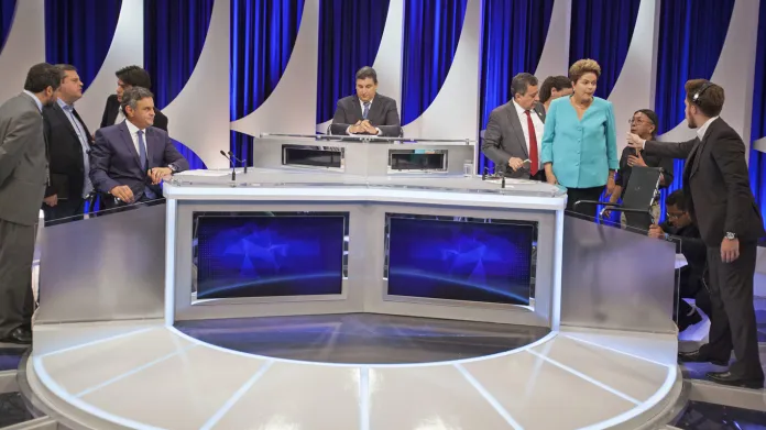 Aécio Neves a Dilma Rousseffová po předvolební televizní debatě