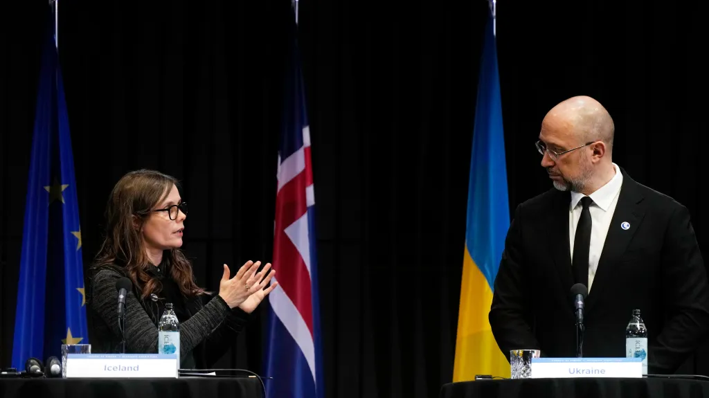 Islandská premiérka Katrín Jakobsdóttirová a ukrajinský premiér Denys Šmyhal