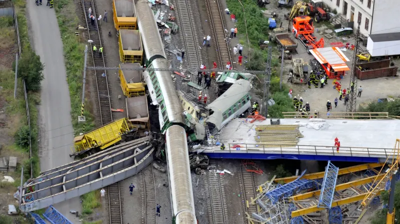 Zemřelo 8 lidí (5 žen a 3 muži), asi 95 dalších bylo zraněno.