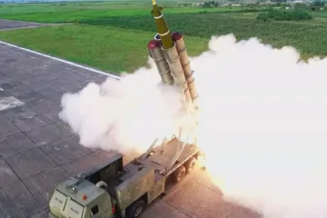 Útočná síla KLDR roste, varují experti. Rampy armáda maskuje i za nákladní auto na svoz dřeva