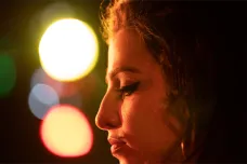Film o Amy Winehouseové zveřejnil trailer. A rozdmýchal obavy, jestli zpěvačku dál nevykořisťuje