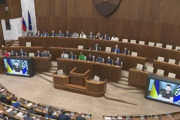 Ukrajina potřebuje další protiruské sankce, řekl Zelenskyj slovenským poslancům. Někteří ze sálu odešli