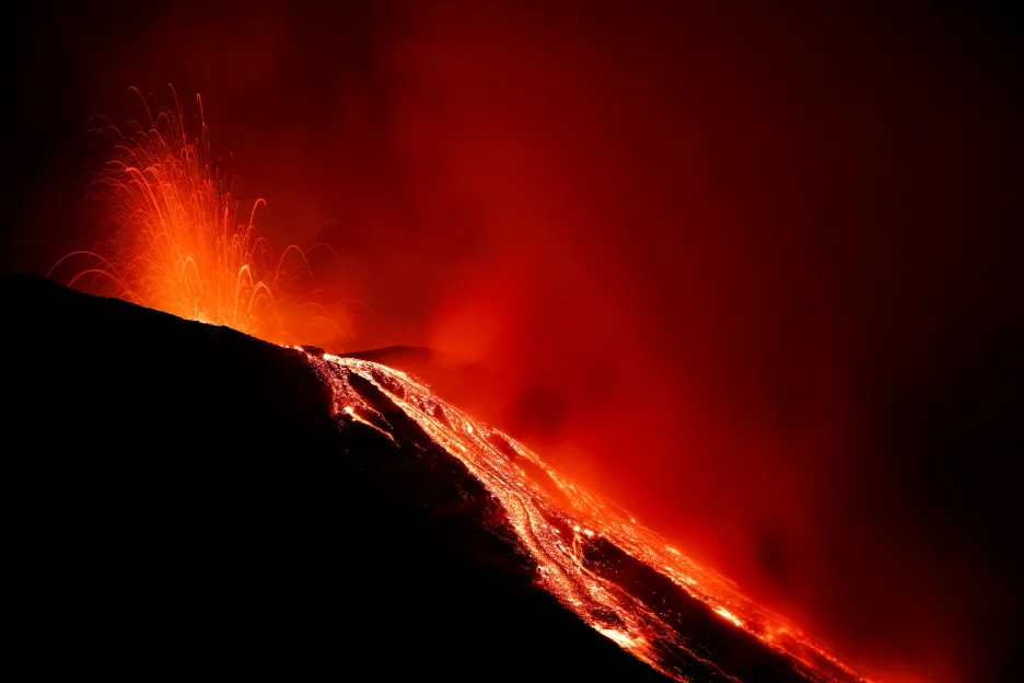 Láva po erupci prýští z italské sopky Stromboli