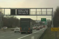 Informační tabule na českých dálnicích radí cestujícím z Itálie, jak postupovat