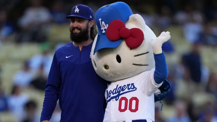 Nadhazovač Los Angeles Dodgers Tony Gonsolin pózuje s Hello Kitty