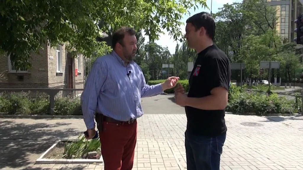 Zpravodaj ČT v Doněcku Miroslav Karas (vlevo)