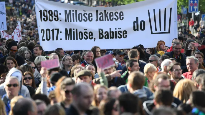 Pražská demonstrace proti Andreji Babišovi a Miloši Zemanovi
