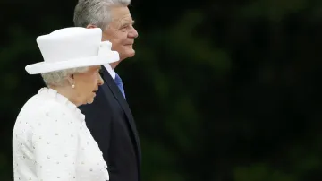 Alžběta II. a Joachim Gauck