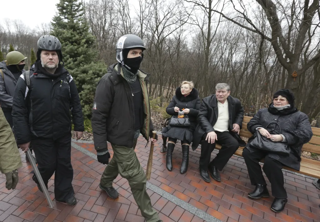 Lidé v Janukovyčově rezidenci Mežyhirja po útěku prezidenta