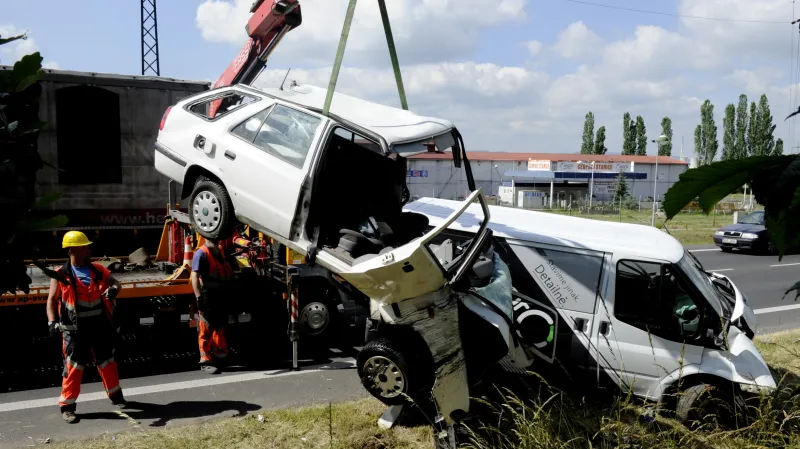 Hromadnou nehodu u Málkova nepřežil jeden člověk