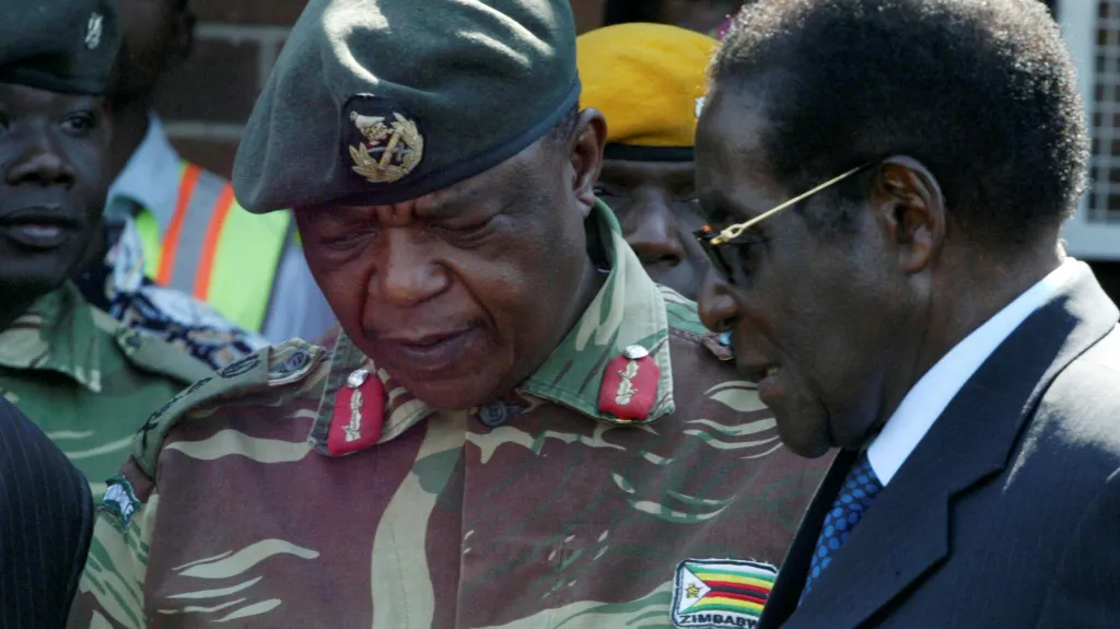 Prezident Zimbabwe Robert Mugabe s šéfem ozbrojených sil v Harare
