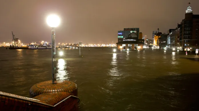 Rybí trh v Hamburku byl kvůli orkánu Xaver zaplaven