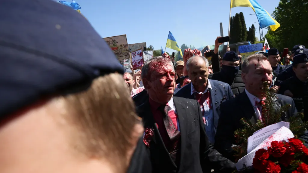 Ruský velvyslanec Sergej Andrejev po útoku barvou ve Varšavě