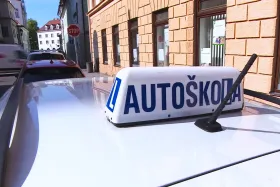 Ve většině krajů stojí autoškola přes dvacet tisíc