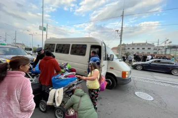 Romští uprchlíci, kteří tábořili u brněnského nádraží, přenocovali v židenických kasárnách. Praha řeší kapacity