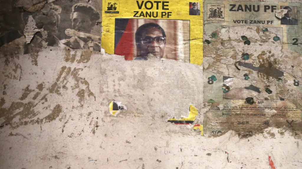 Robert Mugabe na plakátu vládní strany ZANU-PF