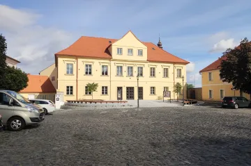 Po dvou letech oprav otevřeli v Roudnici nad Labem kulturní dům. Lidé do něj zatím nesmějí 