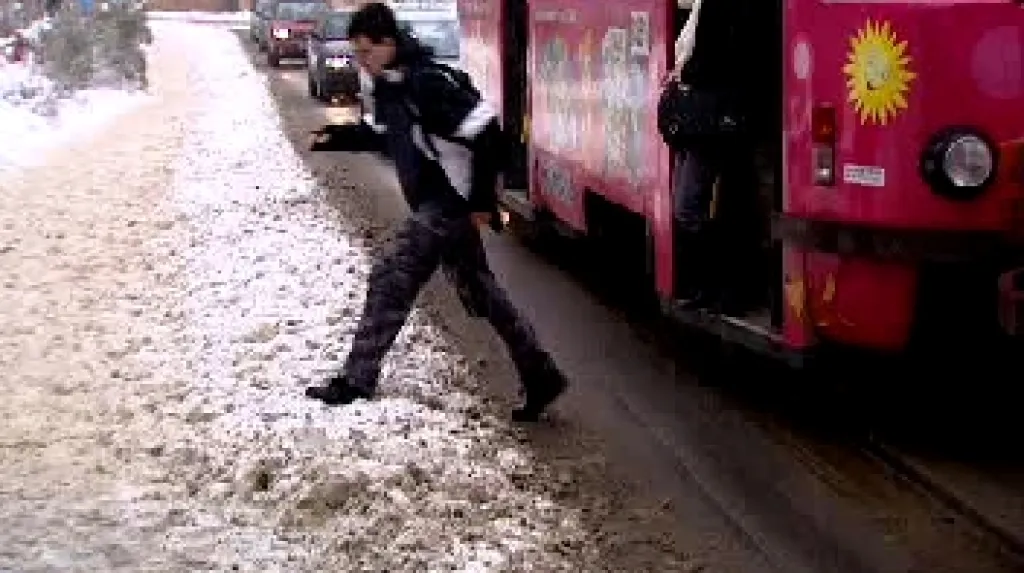 Problémy se sněhem mají také chodci