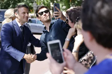 Těsný volební výsledek ve Francii. První kolo vyhrála Macronova koalice