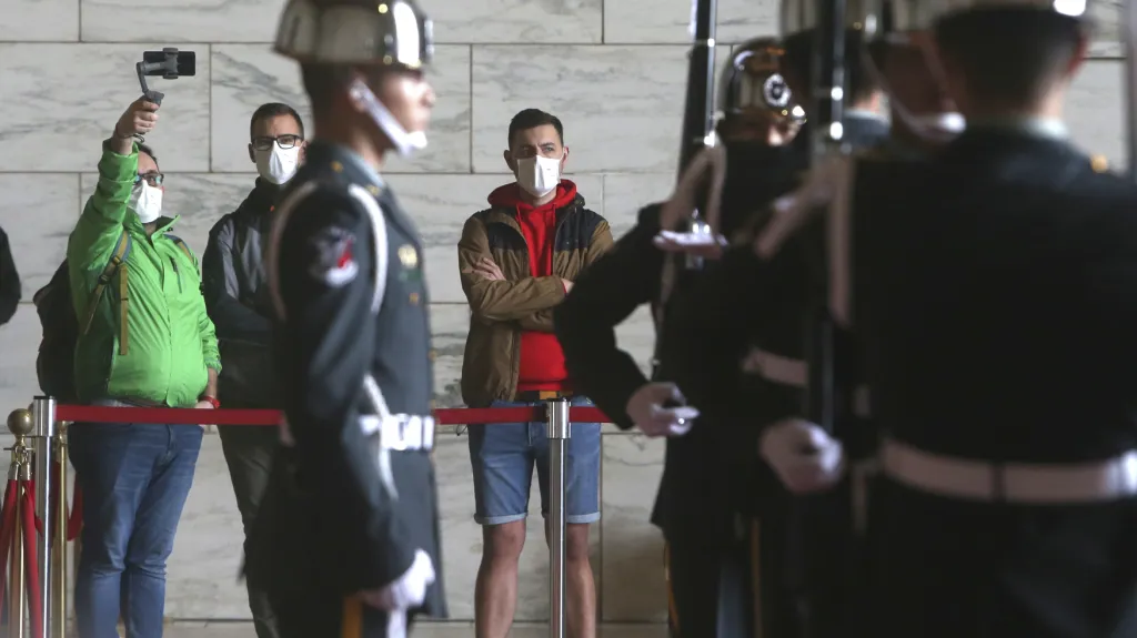 Lidé s ochrannými maskami na Tchaj-wanu