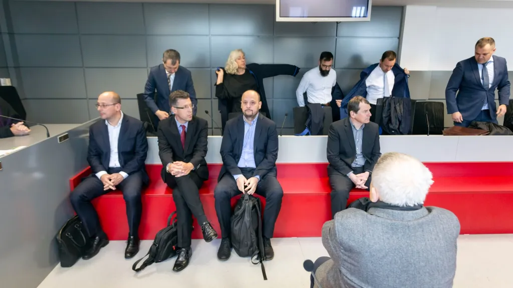 Obžalovaní před soudem