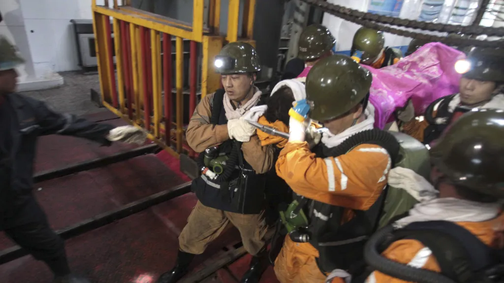 v Číně vytahuje ze zavaleného dolu živé horníky