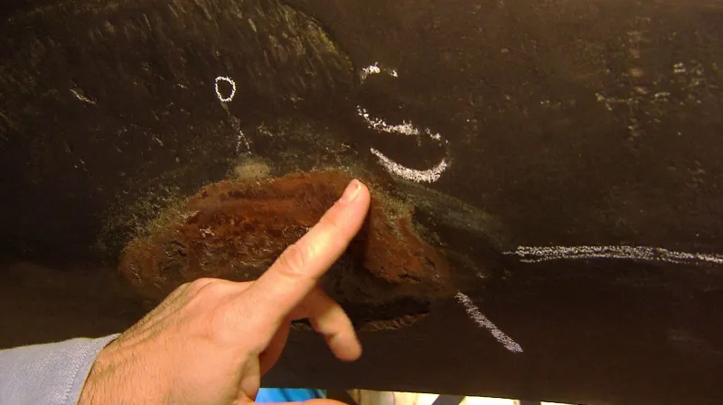 Srdce zvonu pokaždé dopadá na jiné místo, ukazuje vedoucí laboratoře experimentální mechaniky ČVUT Ondřej Kovářík