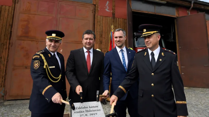 Zleva generální ředitel Hasičského záchranného sboru Drahoslav Ryba, ministr vnitra Jan Hamáček, primátor Zdeněk Hřib a ředitel pražských hasičů Roman Hlinovský při poklepání základního kamene