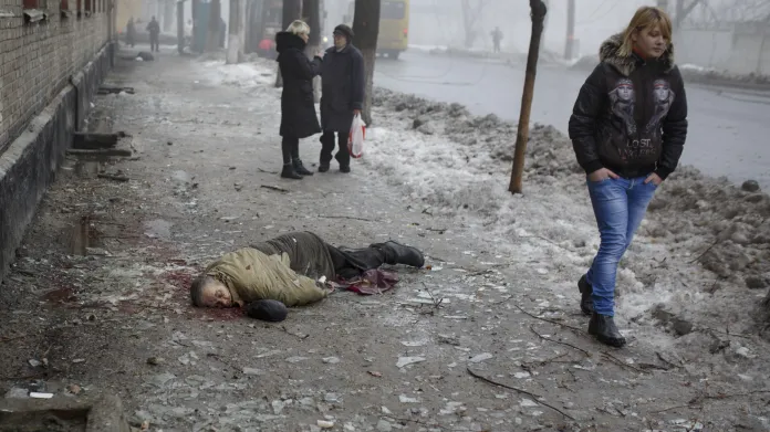 Mrtvá těla civilistů na ulicích Doněcka po minometném útoku na nedalekou zastávku autobusu 30. ledna.