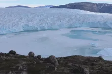 Grónský ledovec se trhá a taje. Uvnitř vzniká obří jezero, zjistili vědci s pomocí dronů