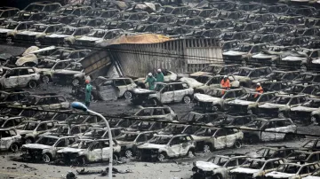 Hasiči pátrají v troskách po obětech exploze v Tchien-ťinu