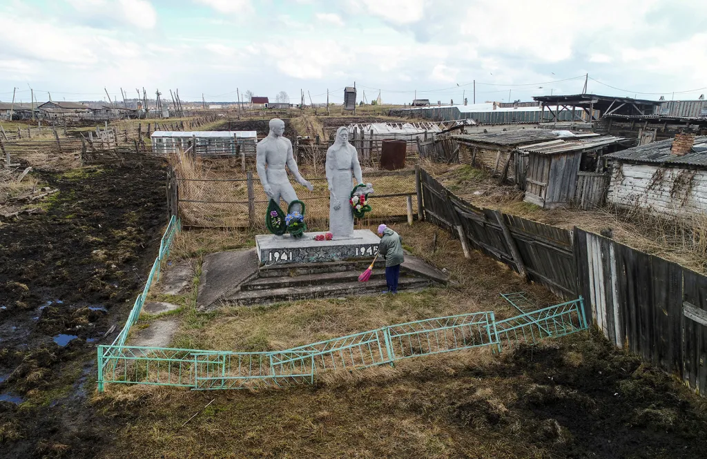 Obyvatelka vesnice Irkutskoje (severně od sibiřského města Krasnojarsk) Valentina Lukina udržuje místní památník druhé světové války