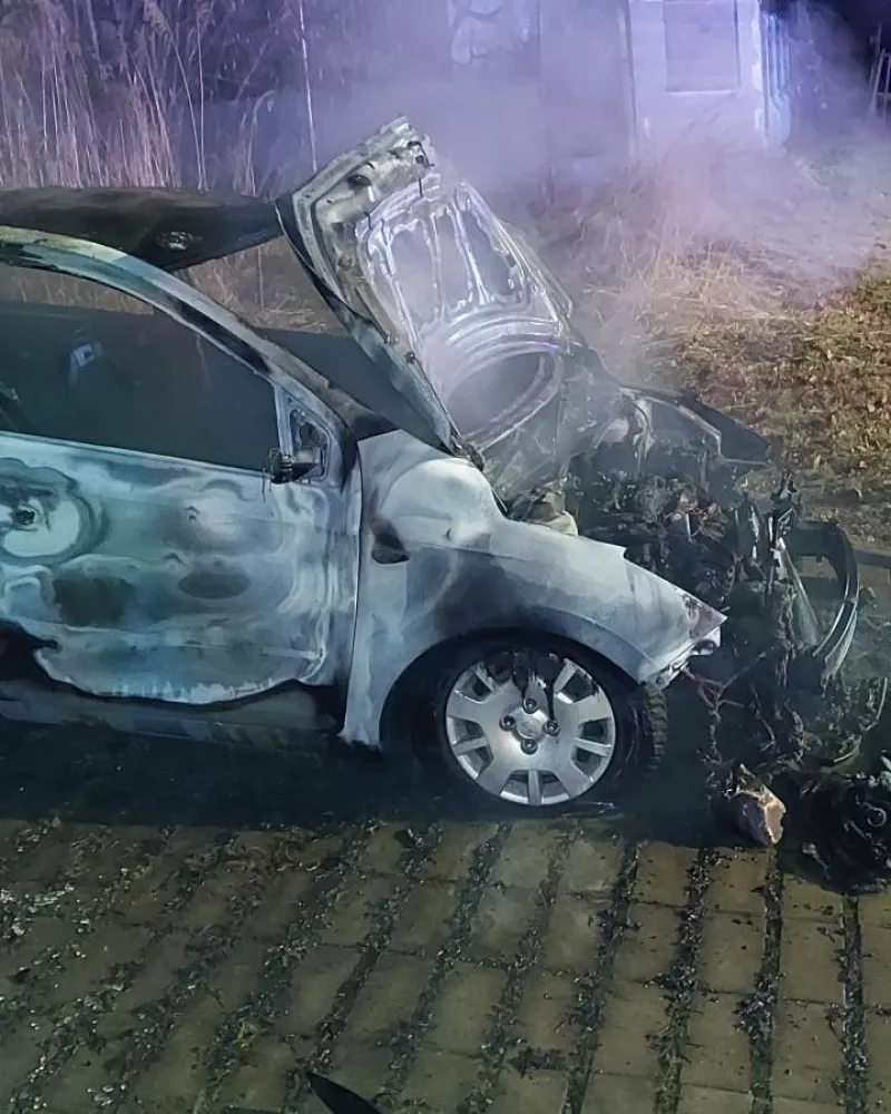 Žháři zapálili auto obecnímu zastupiteli. Okolnosti popsali Reportéři ČT