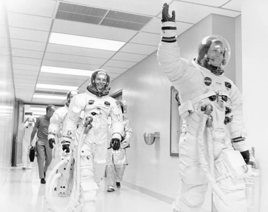 Posádka zdraví další účastníky projektu během svého transferu do kosmické lodi 16. 7. 1969 před samotným vzletem