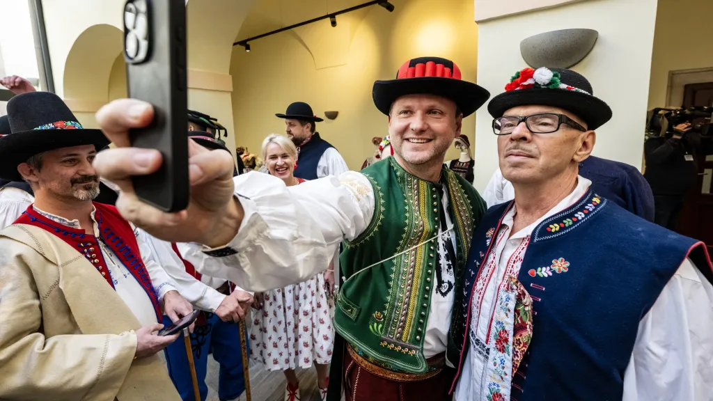 Události: Krojový den ve sněmovně