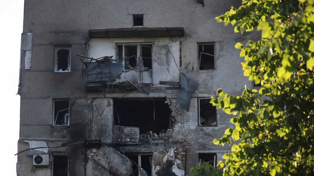 Obytný dům v Oděse zasažený ruským dronem