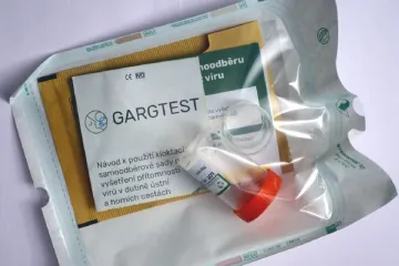 Místo výtěru z nosohltanu testy ze slin nebo kloktací. Nové metody odběru mohou pomoci v boji s pandemií