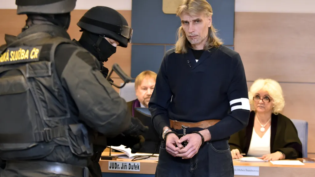 Soud rozhoduje o trestu pro Jiřího Večeře. Státní zástupkyně navrhla doživotí