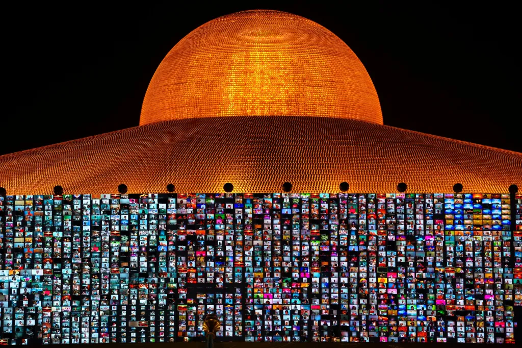 Oslavy buddhistického svátku Vesak v chrámovém komplexu Wat Phra Dhammakaya kousek od Bangkoku