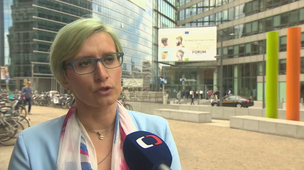 Ministryně pro místní rozvoj Karla Šlechtová (za ANO)