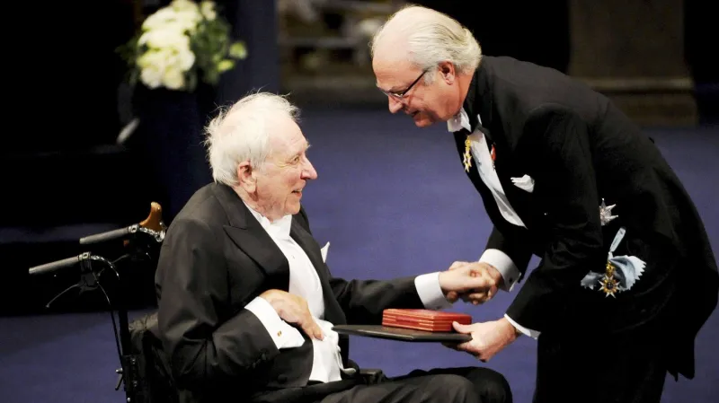 Švédský král Carl XVI. Gustav při udělování Nobelovy ceny za literaturu Tomasi Tranströmerovi