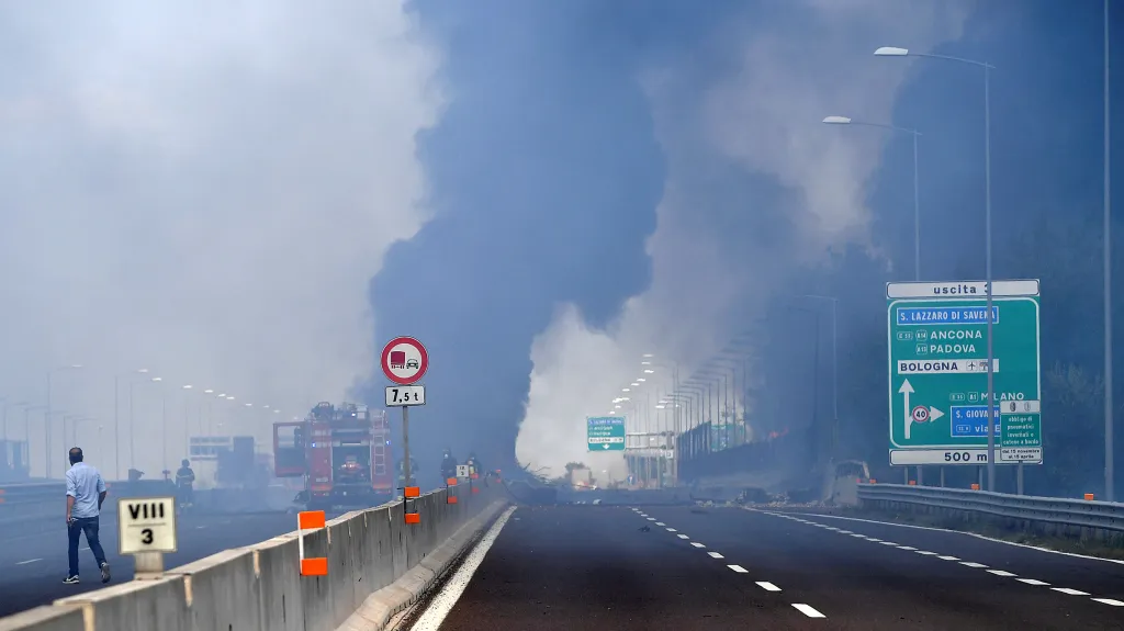 Požár na dálnici u Boloně